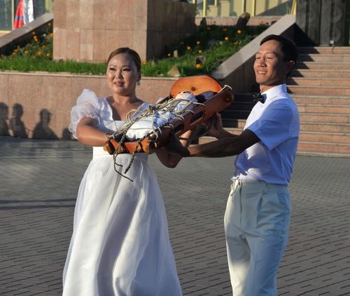 Ярким акцентом церемонии открытия Евразийского фестиваля колыбельной культуры "Колыбель моя. Кавай" стало шествие многопоколенных и многодетных семей