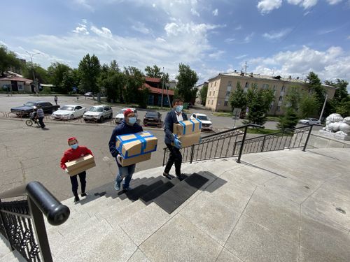 Волонтеры и правоохранители Тувы получили 5 000 защитных масок от Ларисы Шойгу в рамках акции #МыВместе