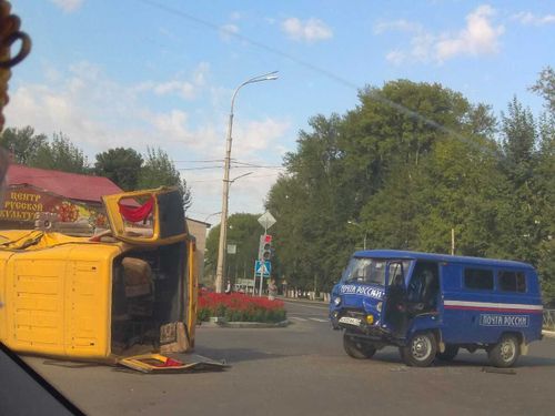 В Туве сотрудники Госавтоинспекции проводят проверку ДТП, в котором пострадало около десяти пассажиров