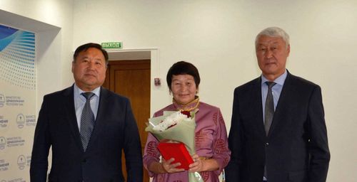 Лучшим медработникам Тувы вручили госнаграды