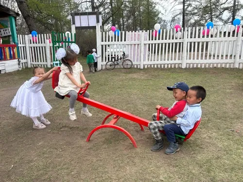 Потомки тружеников тыла подарили сельскому детскому саду игровую площадку