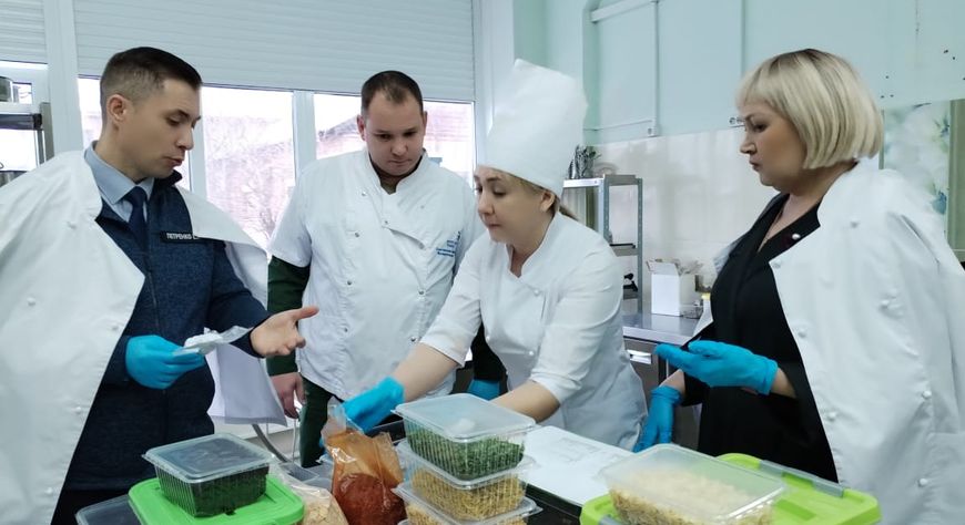 В Енисейском многопрофильном техникуме производят для фронта супы, печи-буржуйки и крючки-кошки