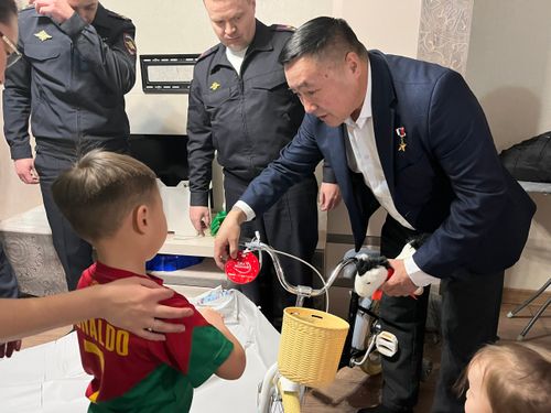 Министр Буян Куулар исполнил новогоднее желание сына погибшего на СВО тувинского спортсмена