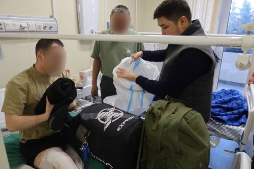 Бойцов из Тувы, проходящих лечение в госпиталях Минобороны навестили земляки