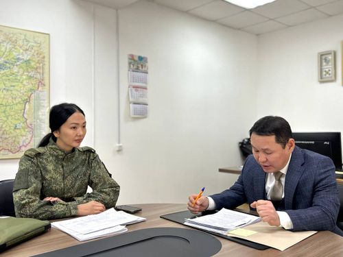 В Туве участница СВО прошла стажировку в Министерстве труда под руководством министра