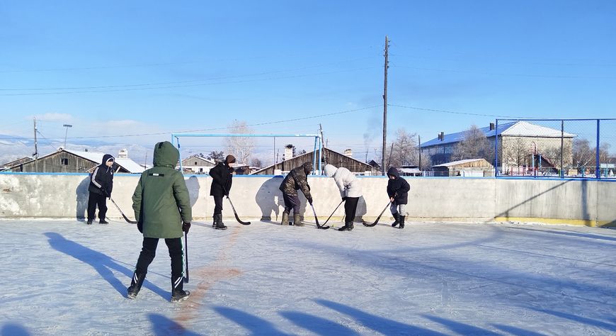 В Чаа-Хольском районе школьники сыграли в необычный хоккей — на валенках