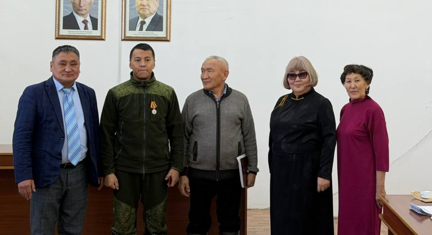 В Тес-Хемском районе наградили ветерана специальной военной операции Арата Бадарчы