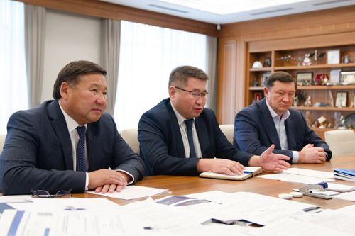 Глава Тувы встретился с министром строительства и ЖКХ России Иреком Файзуллиным