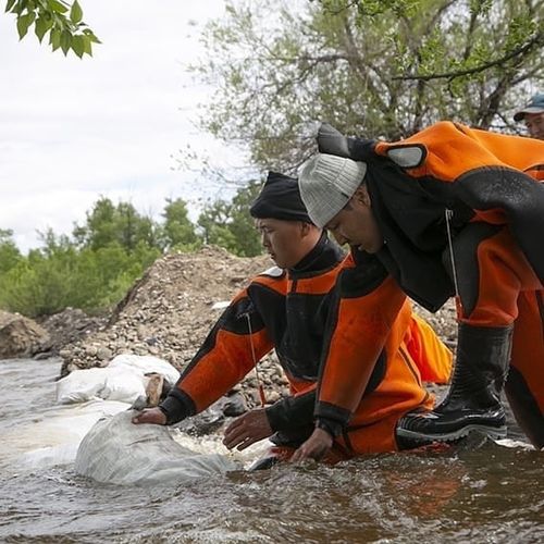 Спасатели продолжают бороться с "большой водой".
