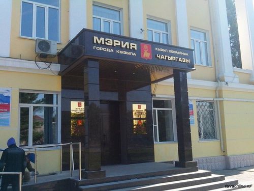 Глава города Кызыла обратилась в суд с иском на расторжение контракта с мэром Кызыла