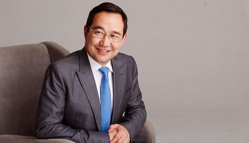 Глава Якутии поздравил Владислава Ховалыга с годовщиной губернаторства