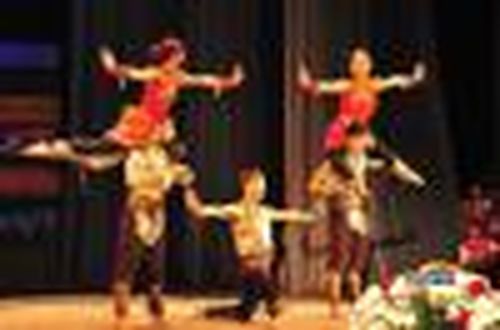 Ручьи сольются — реки, люди соединятся — сила