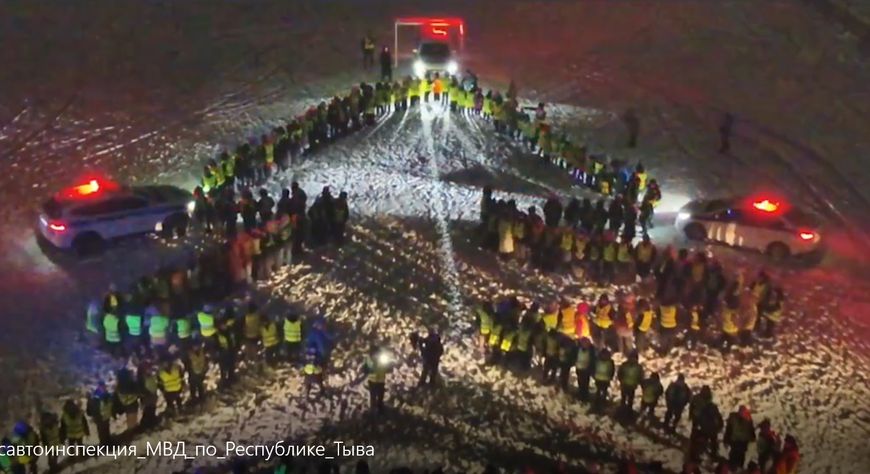 В Туве прошла акция "Ёлка безопасности": сотни детей и взрослых призвали стать заметнее на дорогах