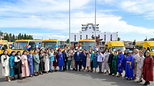 Глава Тувы принял участие в торжественной церемонии вручения ключей от 25 новых школьных автобусов