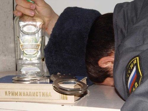 Двое сотрудников МВД Тувы в алкогольном опьянении попали в объектив хейтеров