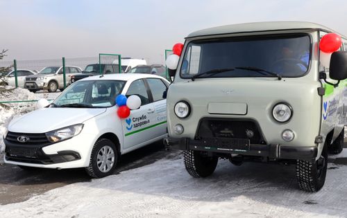 Он чаа автомашинаны хүлээткен.