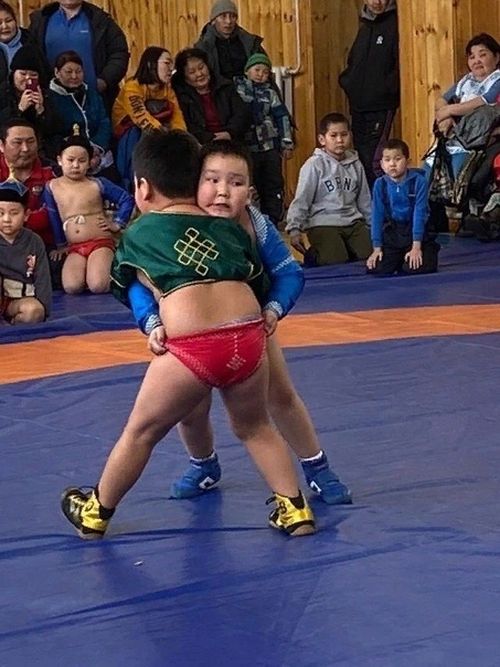 В западных районах Тувы завершился спортивный месячник «Хуреш в детские сады»