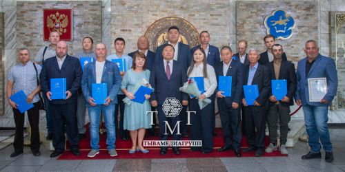 В Правительстве Тувы прошла церемония вручения государственных наград ко Дню строителя
