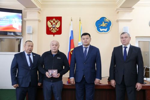 В Верховном Хурале семьям павших в бою Героев вручены ордена Мужества