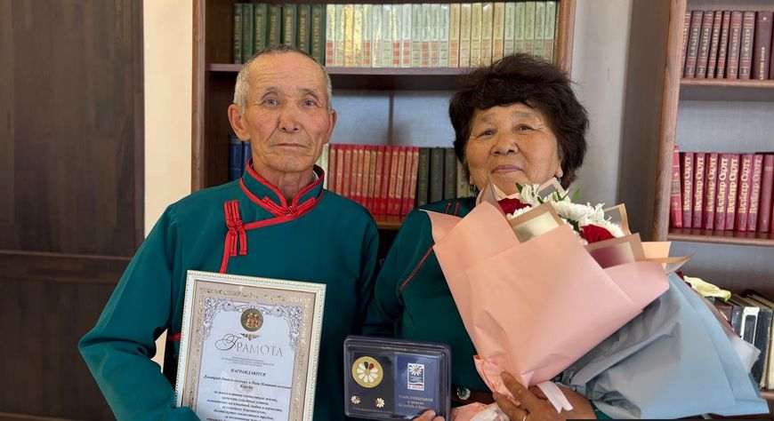 Рука об руку 48 лет: супруги Кыргыс из Улуг-Хемского района получили медаль «За любовь и верность»