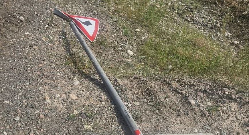 Вандалы повредили дорожные знаки на подъезде к селу Кара-Хаак