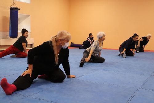 В Туве в рамках акции «Школа здоровья» провели мастер-класс по каратэ для пожилых граждан