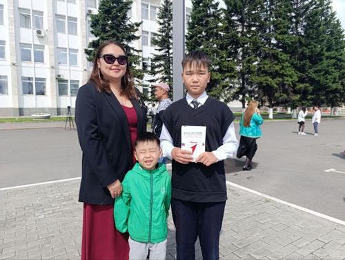 Только что в Кызыле напротив Дома Правительства республики завершилась церемония поднятия государственных флагов России и Тувы.