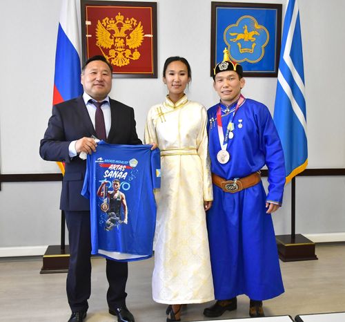 В. ХОВАЛЫГ: ЧАРАШ ХҮРЕЖИҢ-БИЛЕ БАДЫТКАДЫҢ. ОЛ ДЭЭШ ЧЕТТИРДИВИС!