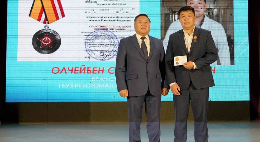 Глава Тувы поздравил медицинских работников с профессиональным праздником