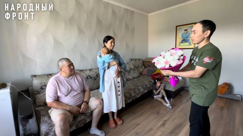 Быть вместе и поддерживать друг друга: Народный фронт Тувы поздравил семью участника СВО с Днём семьи, любви и верности