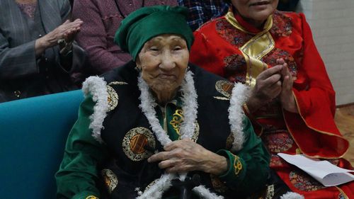 Чүс харлаан улуг өгбевис Чолапаа Опай уруу Оюн