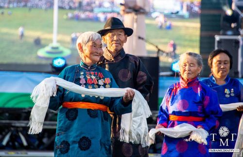 В юрточном городке местечке Тос-Булак начался чемпионат по конным скачкам
