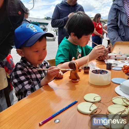 Кызылский колледж искусств организовал на столичном Арбате работу мобильной гончарной мастерской