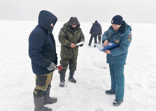 На льдах Тувы проходят рейды по поиску рыбаков-экстремалов