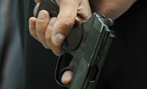 В Туве мужчина угрожал пистолетом сотруднику полиции