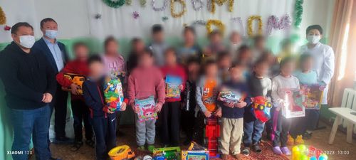 Минстрой Тувы поздравил маленьких пациентов Противотуберкулезного диспансера с Новым годом