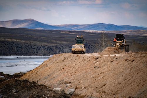 Владислав Ховалыг проинспектировал строительство противопаводковой дамбы в Кызыле