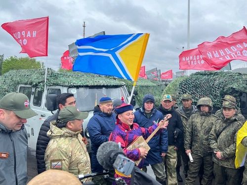 Глава Тувы Владислав Ховалыг передал нашим военнослужащим машины, собранные в рамках акции "Автопоезд"