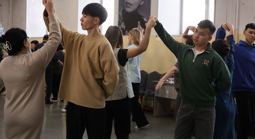 Студенты Кызылского колледжа искусств готовятся к традиционному балу