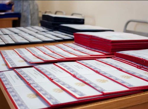 Глава Тувы вручил сертификаты молодым педагогам республики