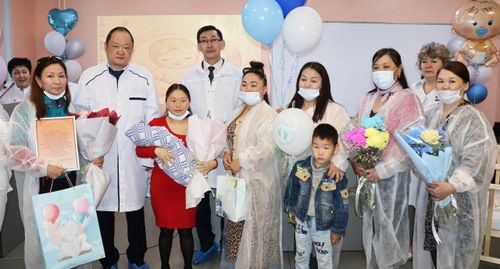 Первые шесть первенцев в тувинских семьях получили подарки «Малышу Тувы»