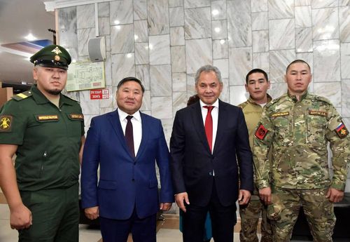 Глава Тувы поздравил Героя России, Почетного гражданина Республики Тыва Сергей Шойгу с юбилеем