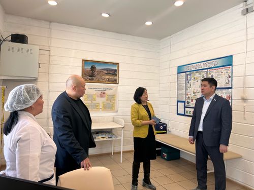 «Партийный десант» Единой России провел мониторинг социально значимых объектов в Сут-Хольском районе