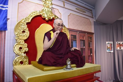 В Национальном музее открылась фотовыставка, посвященная 30-летию визита Далай-ламы XIV в Туву