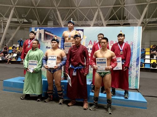 Турнир по хурешу среди юниоров завершился победой борца из Эрзина