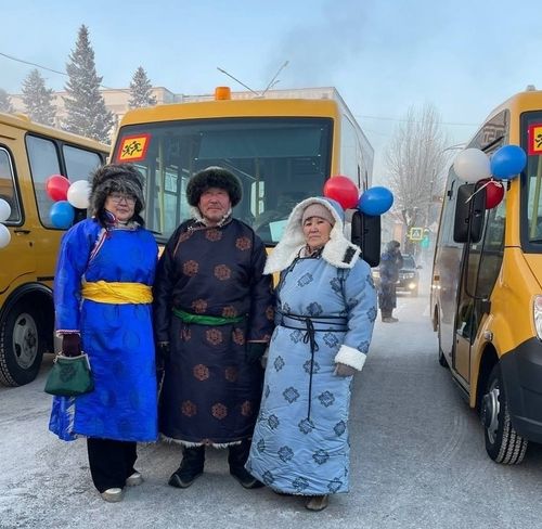 Сүт-Хөл кожууннуң Кара-Чыраа ортумак школазы чаа автобустуг болган