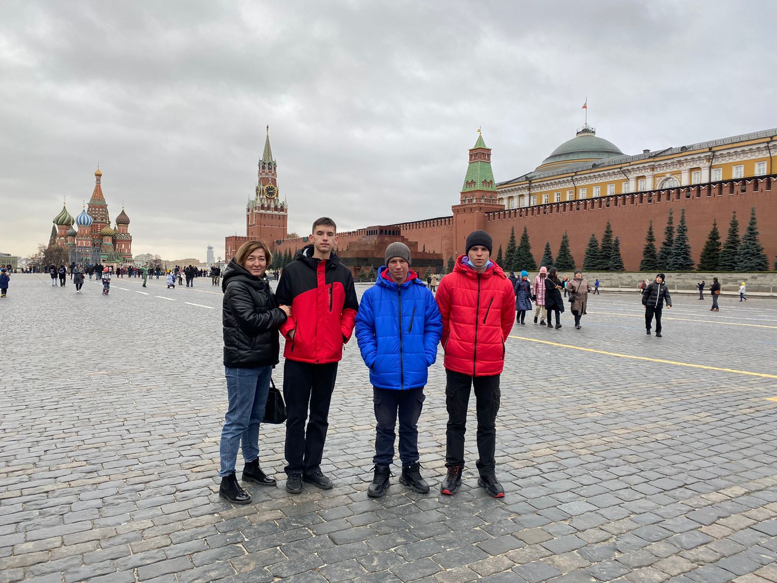 Каникулы в москве куда. Ты Москва я Питер. Октябрь в Москве. Санта Петербург земля Москве. Кого можно встретить в Санкт-Петербурге.