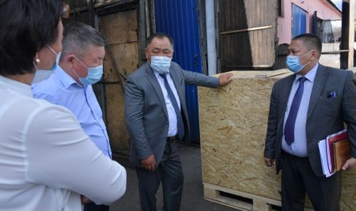 ТУВА ПОЛУЧИЛА ОТ МОСКВЫ ПЕРВУЮ ПАРТИЮ ГУМАНИТАРНОЙ ПОМОЩИ