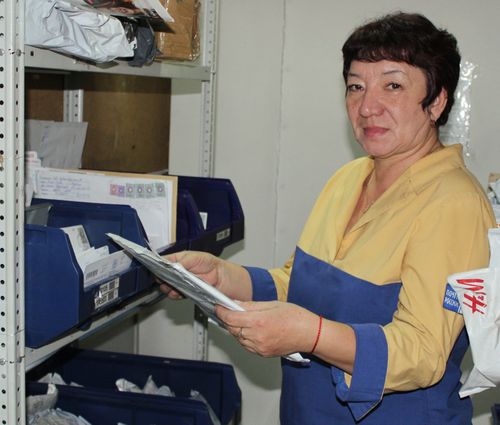 С толстой сумкой на ремне