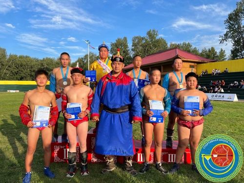 Завершилось Первенство Республики Тыва по национальной борьбе хүреш среди детей и юношей